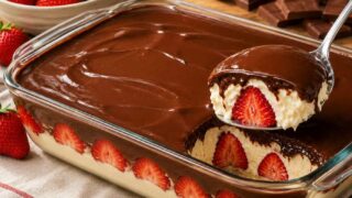 🍓 Bombom de Morango na Travessa – Sobremesa Cremosa e Irresistível