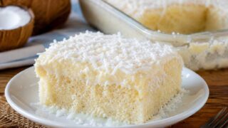 Bolo de Coco Gelado Simples: Macio, Molhadinho e Irresistível